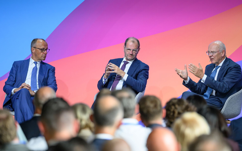 Merz diskutiert auf dem Wirtschaftsforum. - Bild: Patrick Pleul/dpa