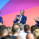 Merz diskutiert auf dem Wirtschaftsforum. - Bild: Patrick Pleul/dpa