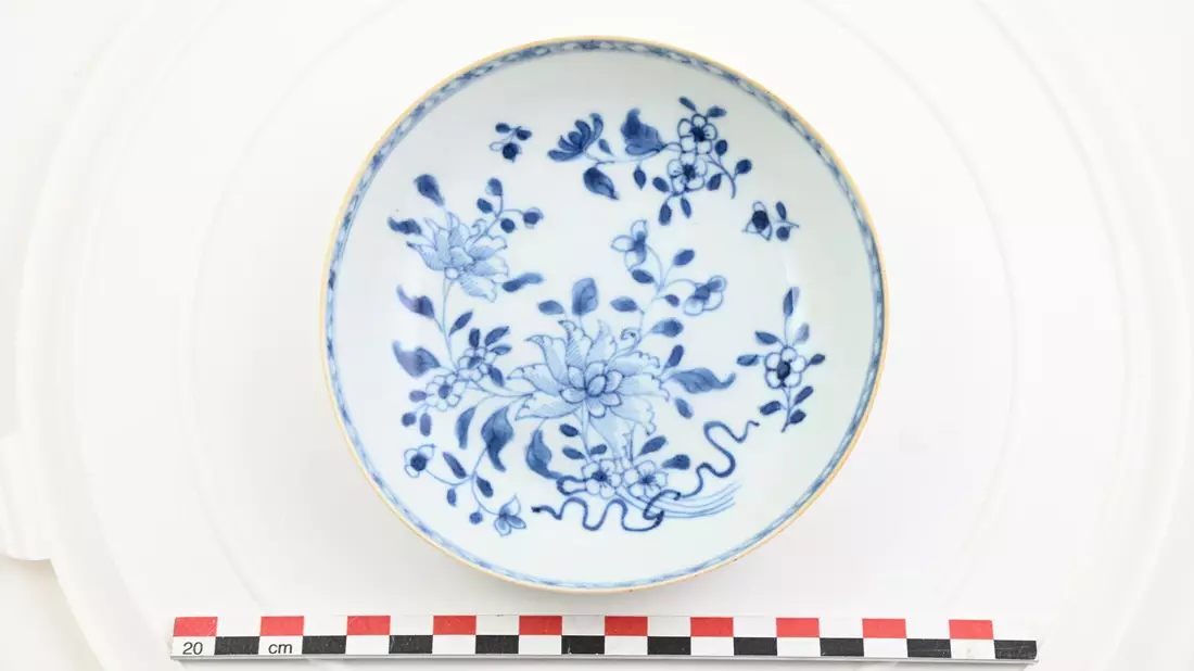 Sieht fein geputzt fast aus wie neu: das vermutlich chinesische Porzellan aus dem Schiffswrack. (Handout) - Bild: Norsk Maritimt Museum/dpa