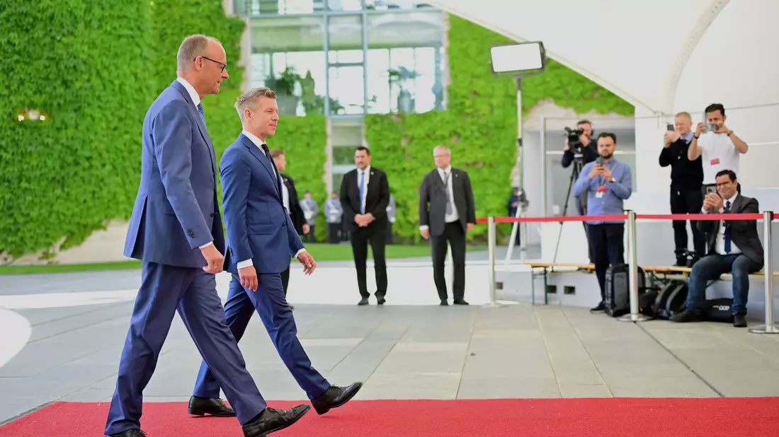 Merz und Magyar wollen nach 16 Jahren neue Wege in den deutsch-ungarischen Beziehungen beschreiten.  - Bild: Sebastian Gollnow/dpa