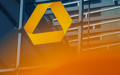 Seit dem Einstieg der Unicredit im September 2024 wehrt sich die Commerzbank gegen eine Übernahme durch die Italiener. (Archivbild) - Bild: Andreas Arnold/dpa