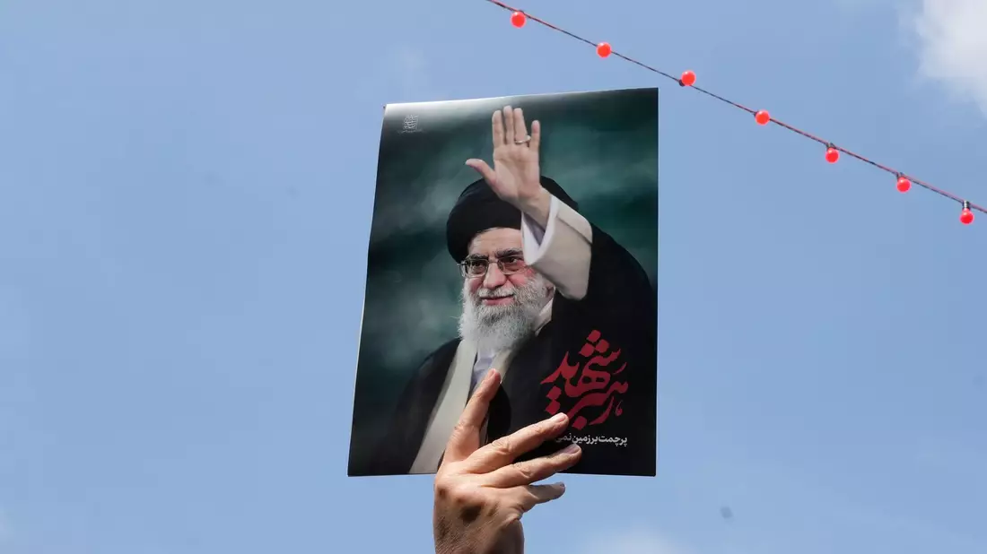 Chamenei war am ersten Tag des Krieges bei einem israelischen Luftangriff auf seinen Amtssitz in Teheran getötet worden. (Archivbild) - Bild: Vahid Salemi/AP/dpa