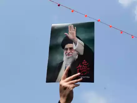 Chamenei war am ersten Tag des Krieges bei einem israelischen Luftangriff auf seinen Amtssitz in Teheran getötet worden. (Archivbild) - Foto: Vahid Salemi/AP/dpa