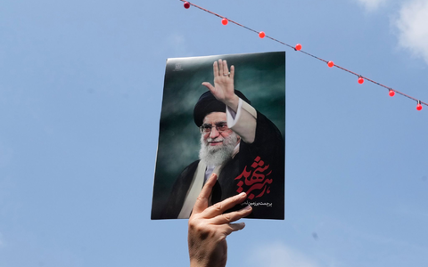 Chamenei war am ersten Tag des Krieges bei einem israelischen Luftangriff auf seinen Amtssitz in Teheran getötet worden. (Archivbild) - Bild: Vahid Salemi/AP/dpa