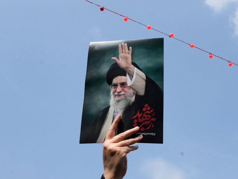 Chamenei war am ersten Tag des Krieges bei einem israelischen Luftangriff auf seinen Amtssitz in Teheran getötet worden. (Archivbild) - Foto: Vahid Salemi/AP/dpa