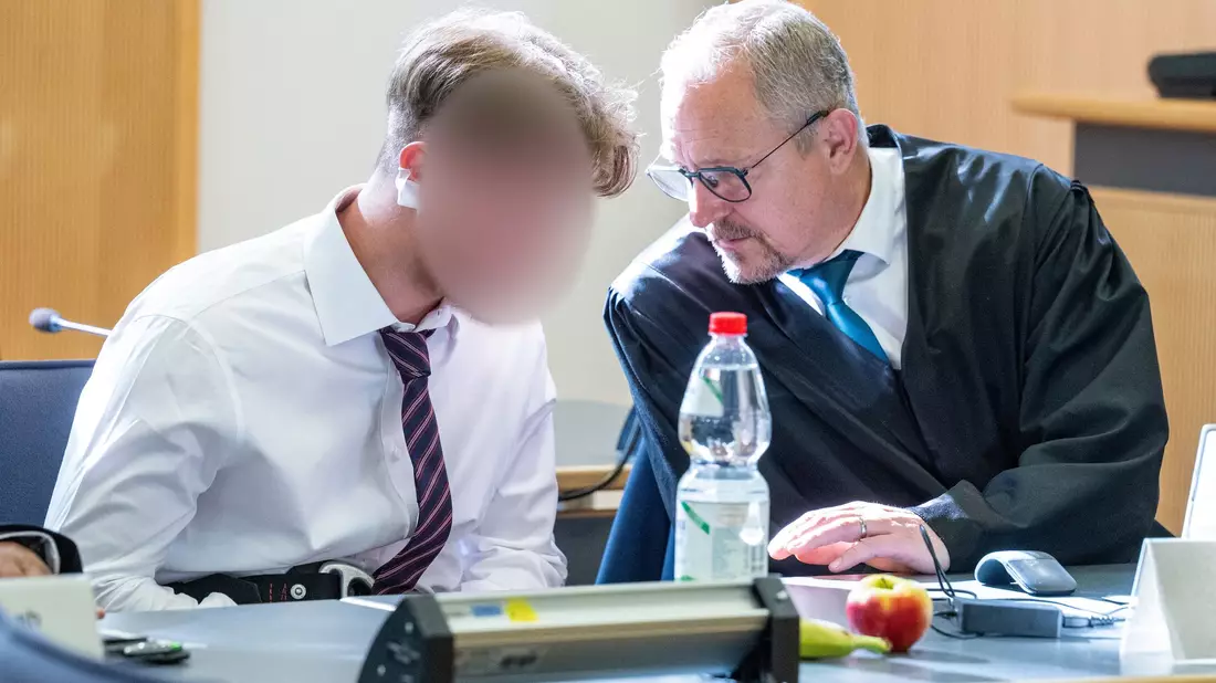 Knapp ein Jahr nach einem Axtangriff in einem ICE in Niederbayern hat der Prozess gegen den beschuldigten 21-jährigen Syrer begonnen. - Bild: Armin Weigel/dpa