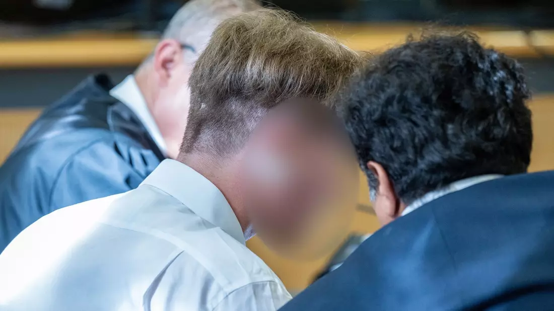 Dem Beschuldigten werden versuchter Totschlag und gefährliche Körperverletzung vorgeworfen. - Bild: Armin Weigel/dpa