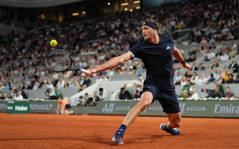 Alexander Zverev bei einem Rückhandschlag in der Defensive. - Bild: Dimitar Dilkoff/AFP/dpa