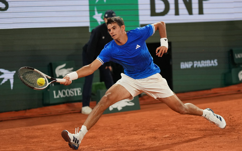 Verlangte Alexander Zverev im ersten Satz viel ab: Rafael Jódar. - Bild: Thibault Camus/AP/dpa