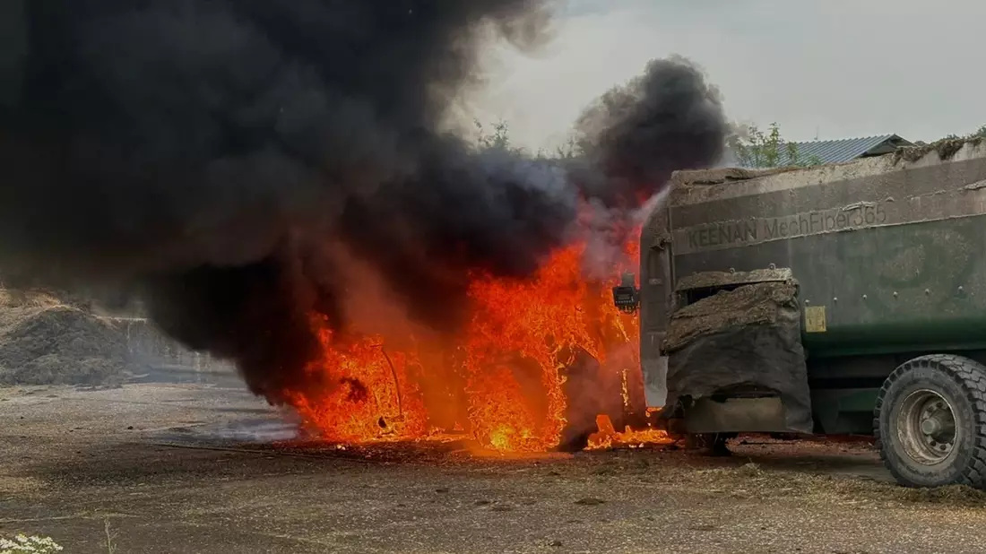 FW-RS: Traktor in Vollbrand - Bild: presseportal.de