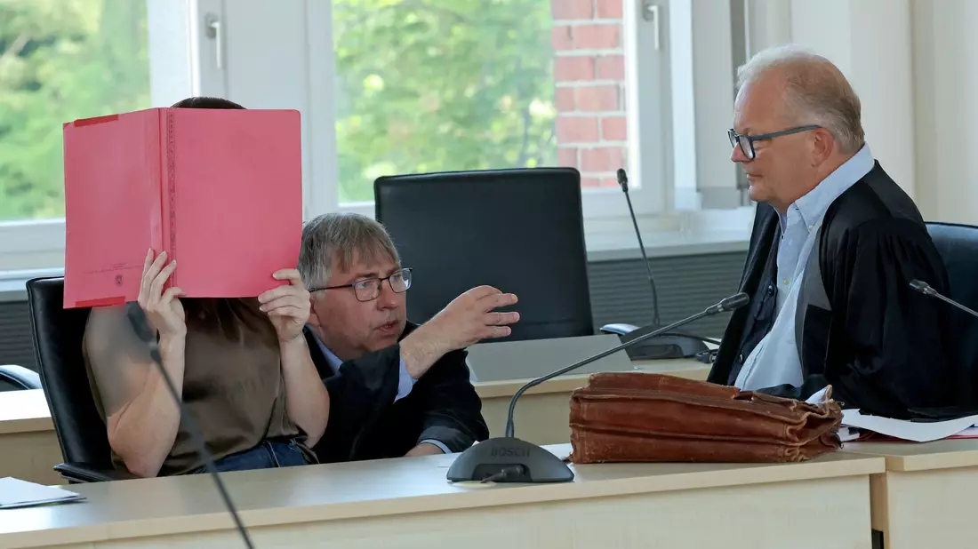 Die Angeklagte (l-r), wird von den Rechtsanwälten Andreas Ohm und Thomas Löcker verteidigt. - Bild: Bernd Wüstneck/dpa
