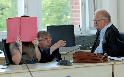 Die Angeklagte (l-r), wird von den Rechtsanwälten Andreas Ohm und Thomas Löcker verteidigt. - Bild: Bernd Wüstneck/dpa