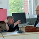 Die Angeklagte (l-r), wird von den Rechtsanwälten Andreas Ohm und Thomas Löcker verteidigt. - Bild: Bernd Wüstneck/dpa