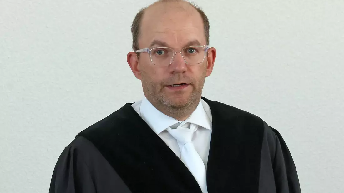 Der Vorsitzende Richter Holger Schütt warnte die Zuschauer vor schwer zu ertragenen Fotos, die im Prozess gezeigt würden.  - Bild: Bernd Wüstneck/dpa