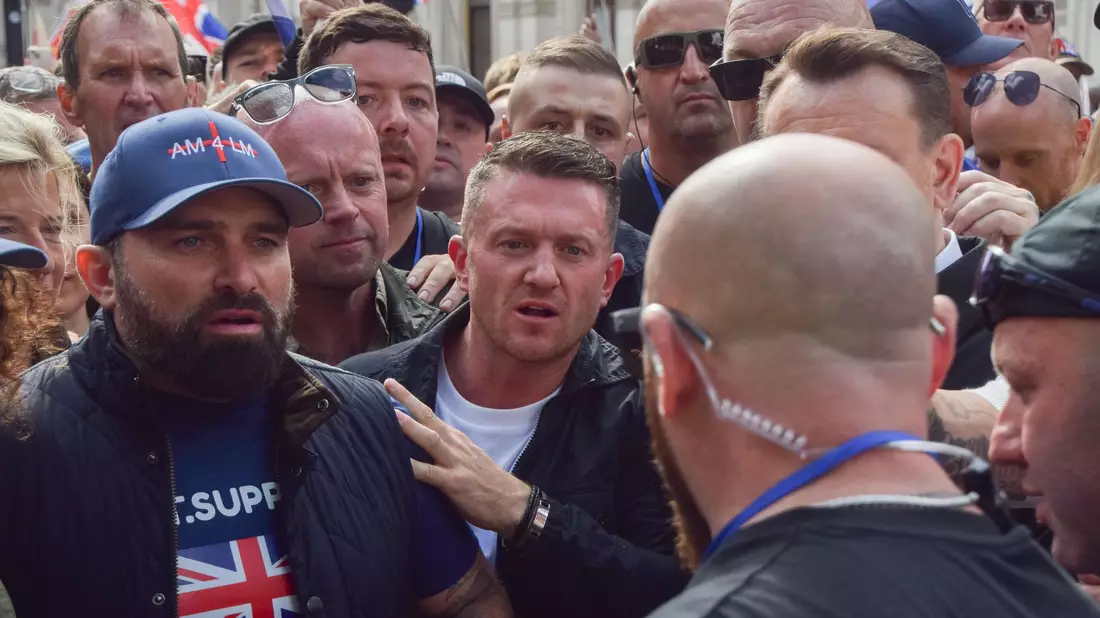 Der Rechtsextremist Tommy Robinson (Mitte) rief zu einer Demo vor dem Polizeihauptquartier in Southampton auf. (Archivfoto) - Bild: Vuk Valcic/ZUMA Press Wire/dpa