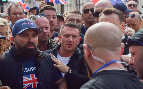 Der Rechtsextremist Tommy Robinson (Mitte) rief zu einer Demo vor dem Polizeihauptquartier in Southampton auf. (Archivfoto) - Bild: Vuk Valcic/ZUMA Press Wire/dpa