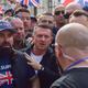 Der Rechtsextremist Tommy Robinson (Mitte) rief zu einer Demo vor dem Polizeihauptquartier in Southampton auf. (Archivfoto) - Bild: Vuk Valcic/ZUMA Press Wire/dpa