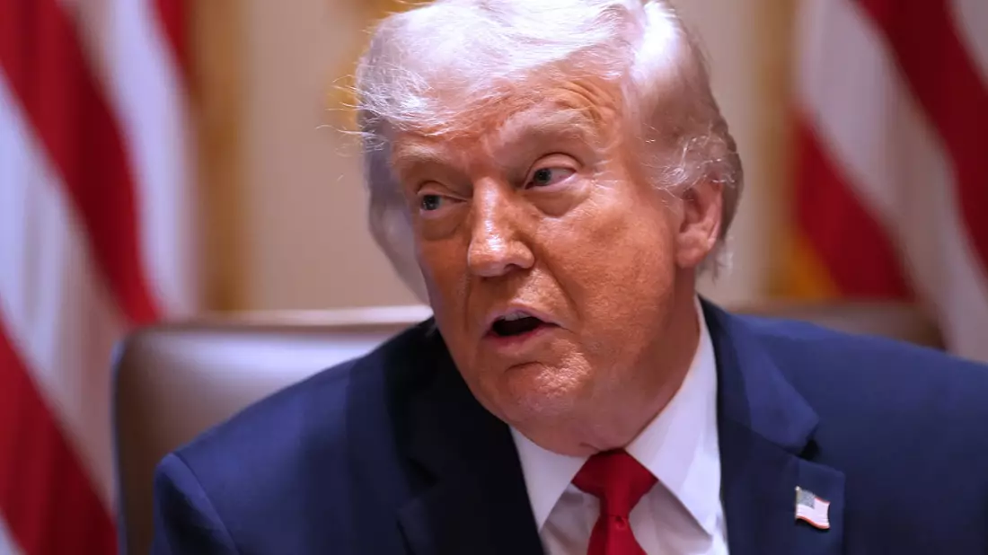 Donald Trump lockerte zunächst die Regeln für die KI-Industrie. (Archivbild) - Bild: Jacquelyn Martin/AP/dpa