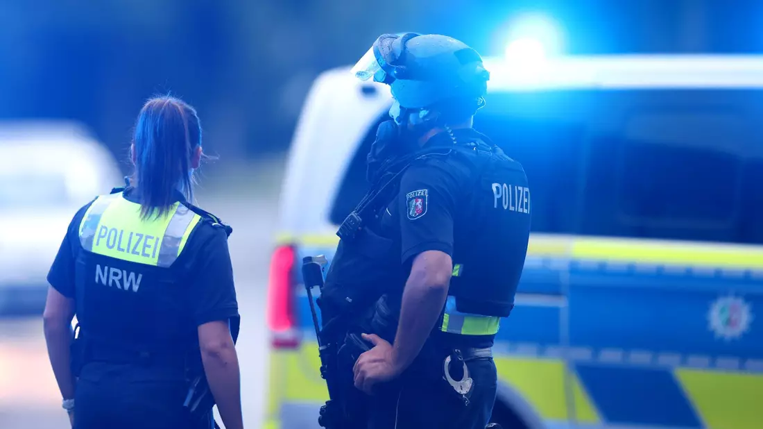 Die Polizei ist in Dortmund zu einem Großeinsatz ausgerückt. - Bild: Christoph Reichwein/dpa