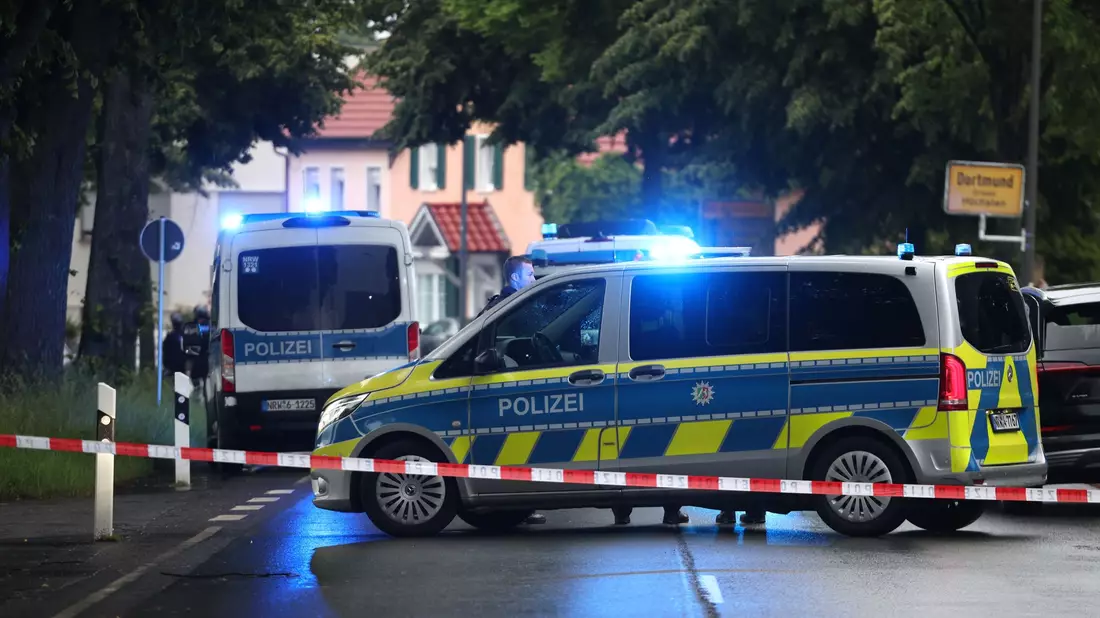 Die Straße ist abgesperrt. - Bild: Christoph Reichwein/dpa