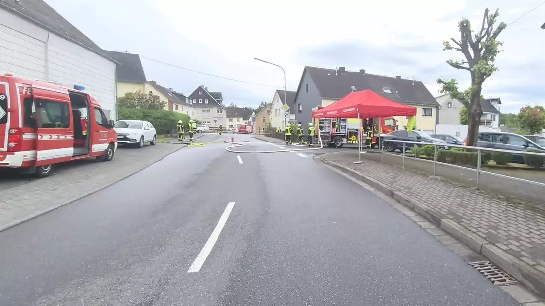 FW VG Westerburg: +++ Presseerstmeldung +++ Umfangreicher Feuerwehreinsatz in Langenhahn nach Gasaustritt aus Flüssiggastank - Bild: presseportal.de
