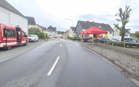 FW VG Westerburg: +++ Presseerstmeldung +++ Umfangreicher Feuerwehreinsatz in Langenhahn nach Gasaustritt aus Flüssiggastank - Bild: presseportal.de