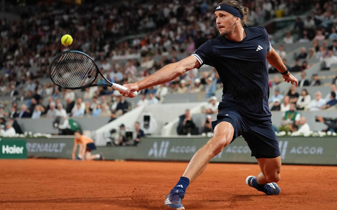 Alexander Zverev bei einem Rückhandschlag in der Defensive. - Bild: Dimitar Dilkoff/AFP/dpa