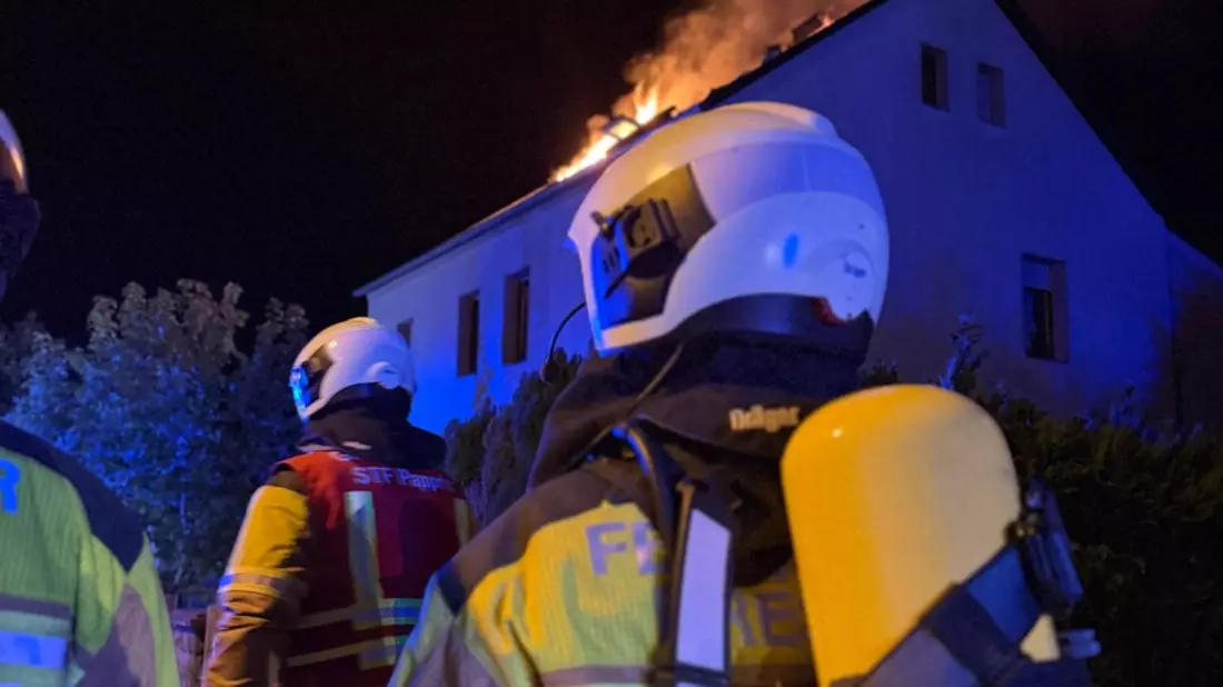 FW Dresden: Dachstuhlbrand in Dresden-Söbrigen - Fünf leicht verletzte Personen versorgt - Bild: presseportal.de