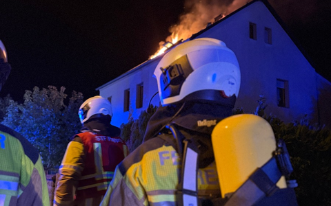 FW Dresden: Dachstuhlbrand in Dresden-Söbrigen - Fünf leicht verletzte Personen versorgt - Bild: presseportal.de