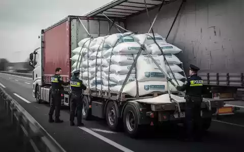 Ladungssicherung: Lkw mit 23 Tonnen kaum gesichert auf A5 - Foto: über boerse-global.de