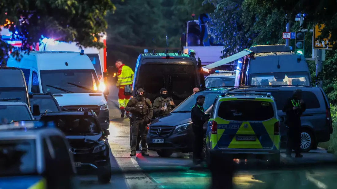 Auch ein Spezialeinsatzkommando (SEK) rückte an. - Bild: Christoph Reichwein/dpa