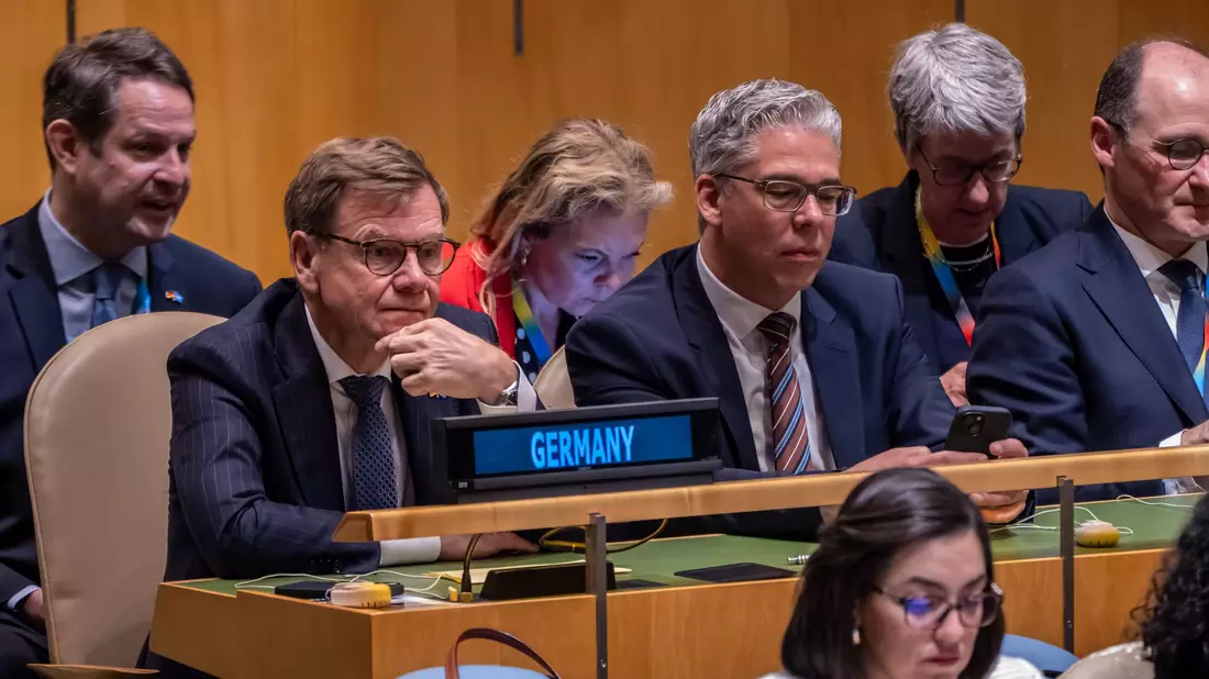 Außenminister Johann Wadephul (l., CDU), ist seit Freitag in New York, um für die deutsche Kandidatur für den UN-Sicherheitsrat zu werben.  - Bild: Michael Kappeler/dpa
