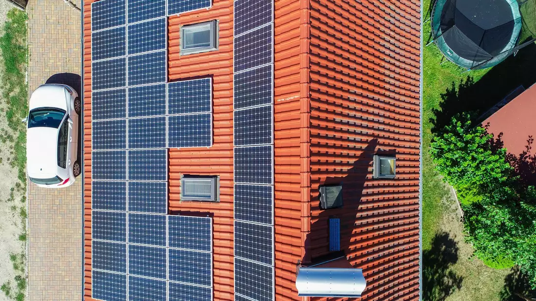 Der Anstieg der Öl- und Benzinpreise führt zu verstärkter Nachfrage nach Solaranlagen und Elektroautos. (Symbolbild) - Bild: Patrick Pleul/dpa-Zentralbild/dpa