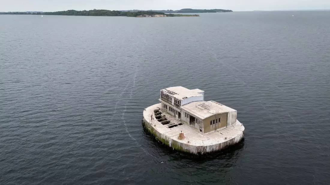 Die künstliche Insel steht im Greifswalder Bodden, südöstlich der Insel Rügen. - Bild: Philip Dulian/dpa