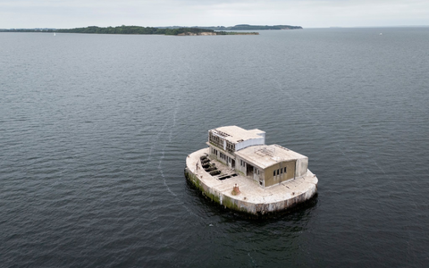 Die künstliche Insel steht im Greifswalder Bodden, südöstlich der Insel Rügen. - Foto: Philip Dulian/dpa