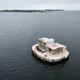 Die künstliche Insel steht im Greifswalder Bodden, südöstlich der Insel Rügen. - Bild: Philip Dulian/dpa