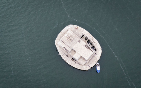 Nach der Wende geriet die Insel nach und nach in Verfall. - Bild: Philip Dulian/dpa