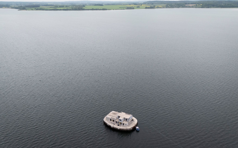 Abgelegen und nur über den Seeweg erreichbar - was mit der Insel passiert, entscheidet der Käufer. - Bild: Philip Dulian/dpa