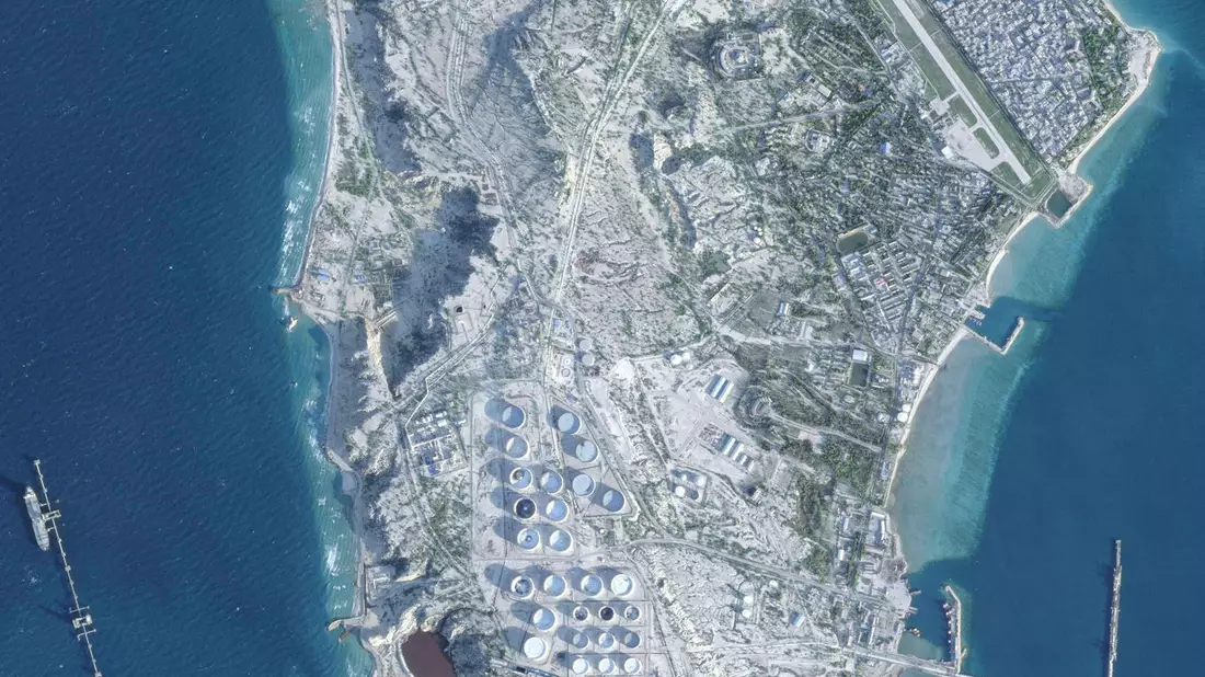 Die Insel Charg ist entscheidend für Irans Ölexporte - im Normalfall der größte Devisenbringer der Islamischen Republik. (Archivbild)  - Bild: Planet Labs PBC/dpa