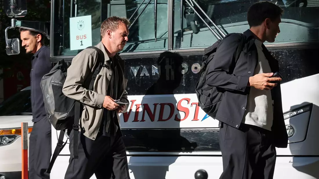 Bundestrainer Julian Nagelsmann bei der Ankunft am Teamhotel in Chicago.  - Bild: Christian Charisius/dpa