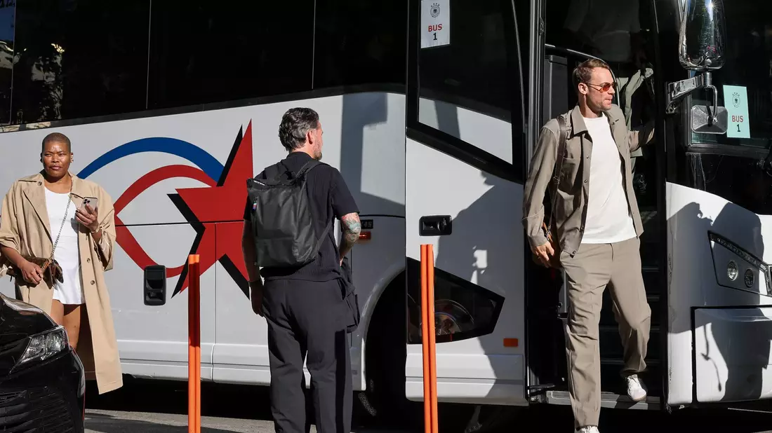 Manuel Neuer steigt aus dem DFB-Bus in Chicago.  - Bild: Christian Charisius/dpa