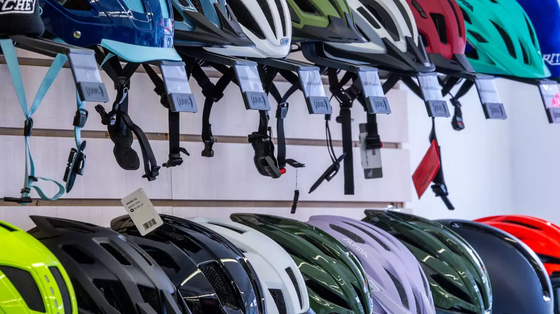 Nicht alle tragen einen Fahrradhelm, viele wünschen sich aber eine Helmpflicht. (Symbolbild) - Bild: Jens Büttner/dpa