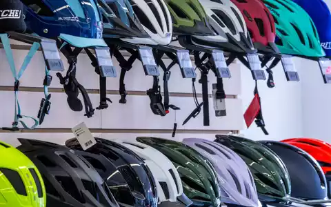 Nicht alle tragen einen Fahrradhelm, viele wünschen sich aber eine Helmpflicht. (Symbolbild) - Foto: Jens Büttner/dpa