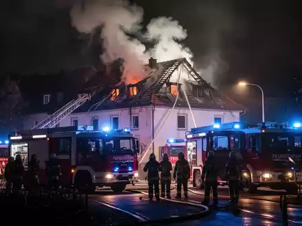 Wohnhausbrand: Familie mit fünf Personen ins Krankenhaus - Foto: über boerse-global.de