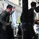 Julian Nagelsmann winkt beim Aussteigen aus dem DFB-Teambus Richtung Fans.  - Bild: Christian Charisius/dpa