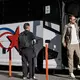 Manuel Neuer verlässt den Bus der Fußball-Nationalmannschaft.  - Bild: Christian Charisius/dpa