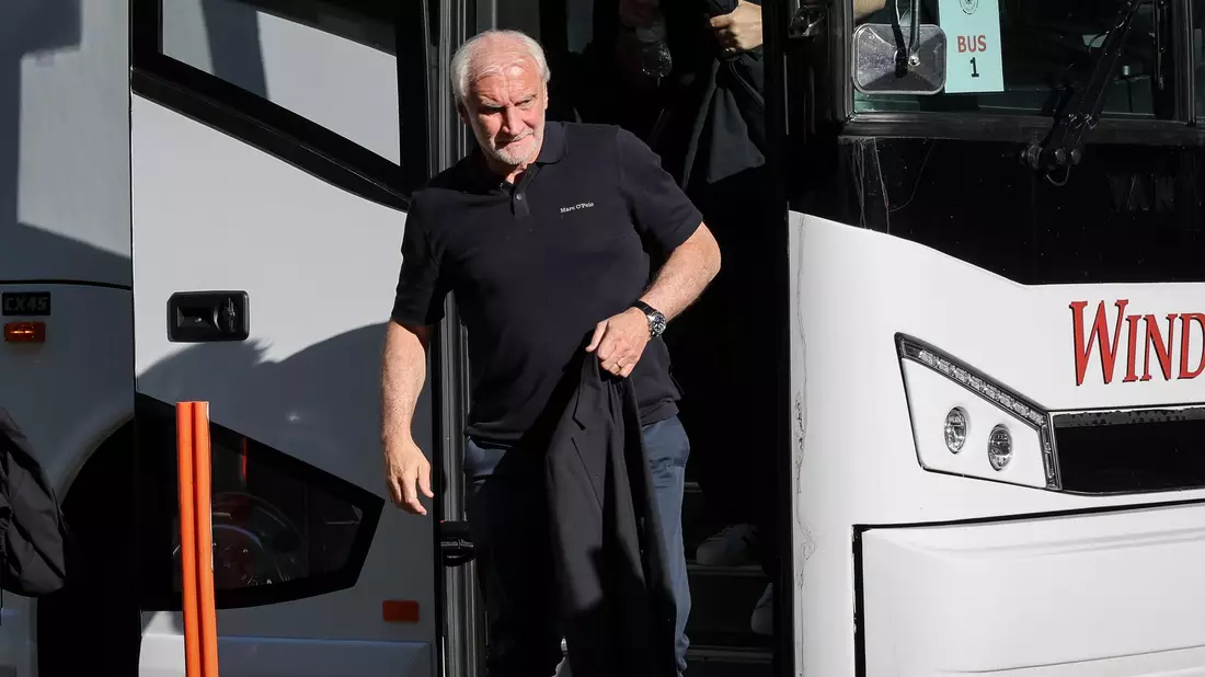 Rudi Völler verlässt den Mannschaftsbus der DFB-Elf in Chicago.  - Bild: Christian Charisius/dpa