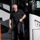 Rudi Völler verlässt den Mannschaftsbus der DFB-Elf in Chicago.  - Bild: Christian Charisius/dpa