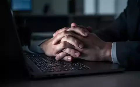 Arbeitszeit: Fünf Stunden Mehrarbeit pro Woche schädigen die Gesundheit - Foto: über boerse-global.de