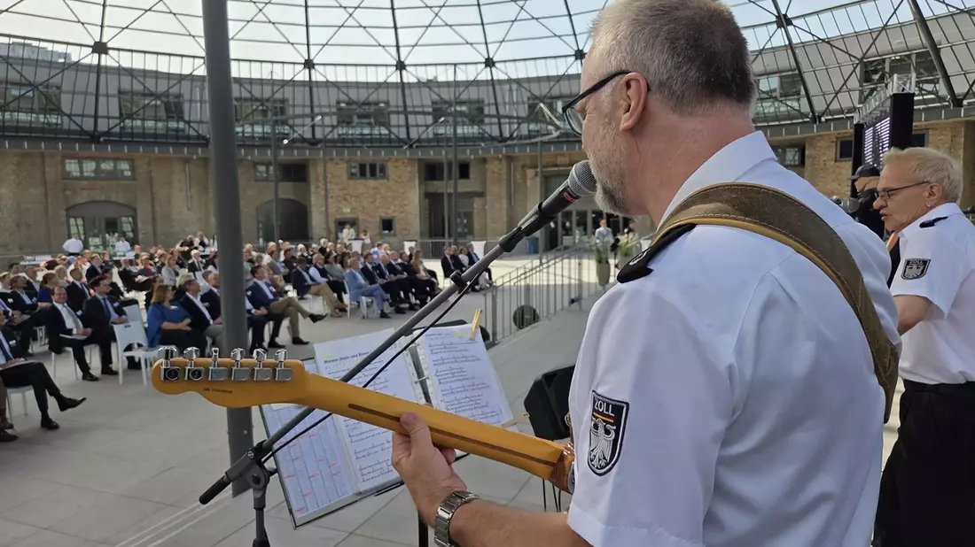 HZA-P: Hauptzollamt Potsdam feiert 75 Jahre Bundeszollverwaltung und die Einweihung des Paradome / Vom Eisenbahndenkmal zum modernen Verwaltungsstandort: Lokzirkus schreibt Zollgeschichte fort - Bild: presseportal.de